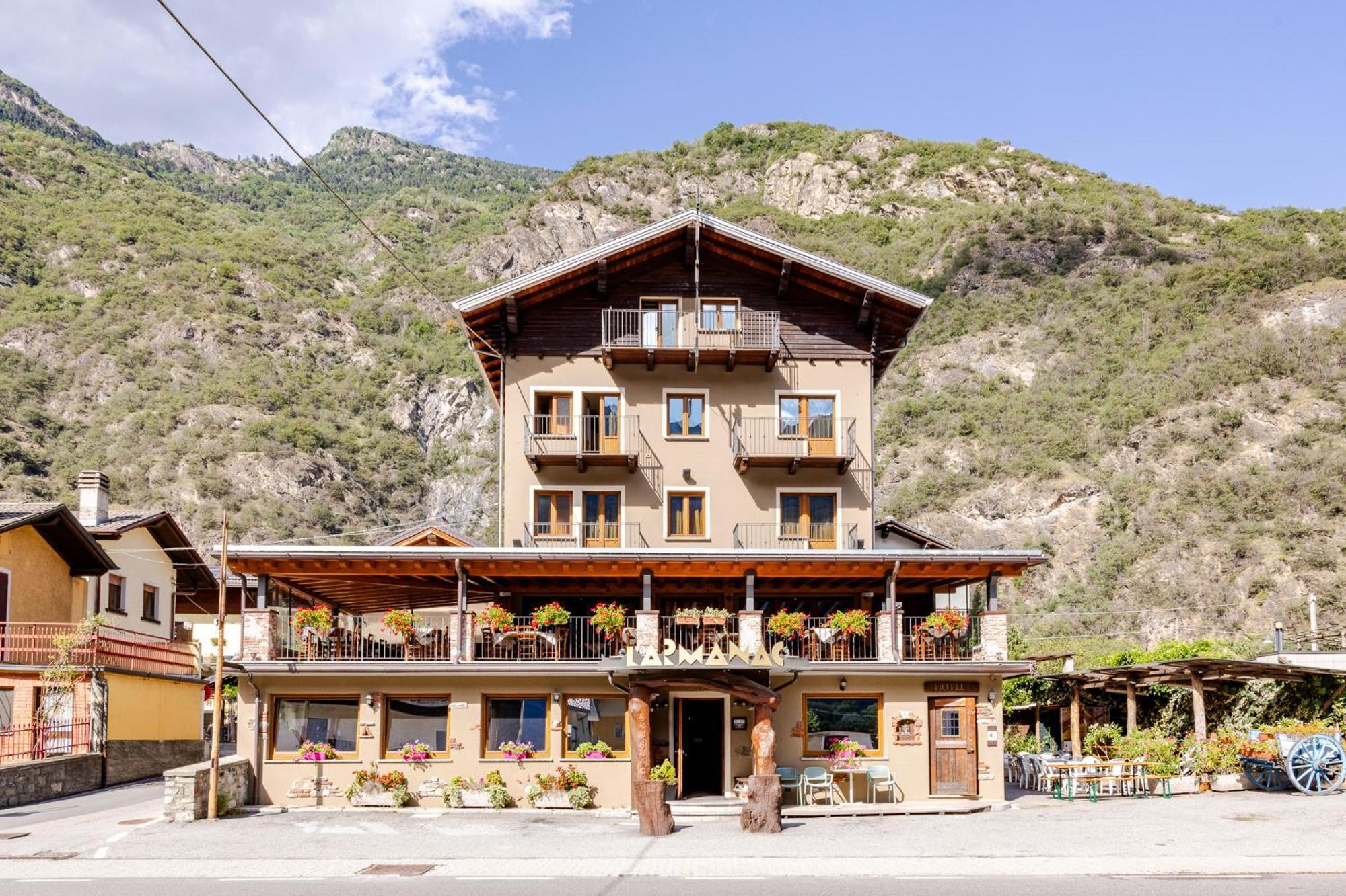 Hotel&Restaurant Armanac De Toubie Arnad エクステリア 写真