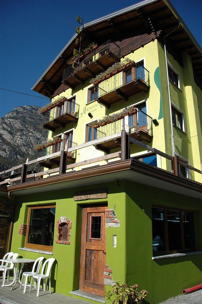 Hotel&Restaurant Armanac De Toubie Arnad エクステリア 写真