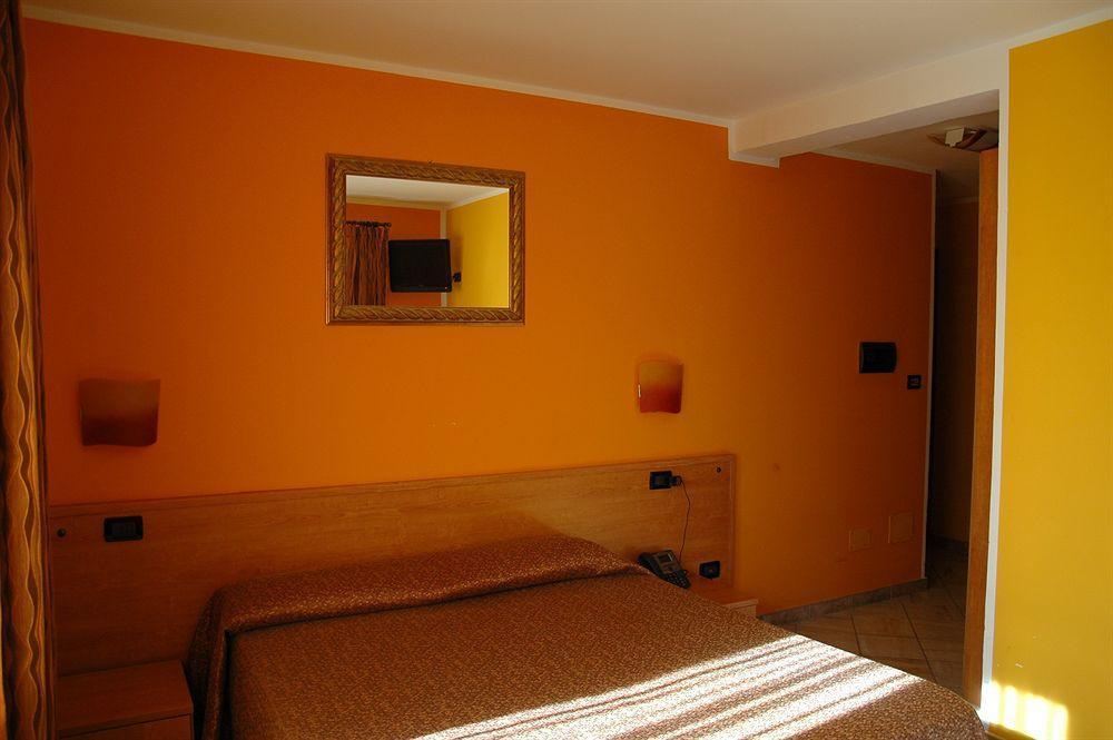 Hotel&Restaurant Armanac De Toubie Arnad エクステリア 写真