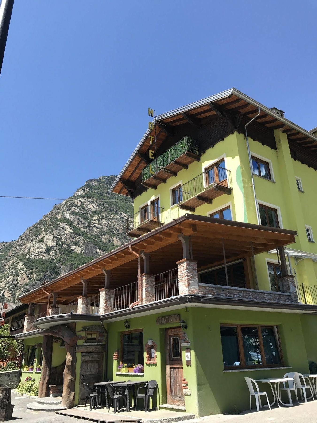 Hotel&Restaurant Armanac De Toubie Arnad エクステリア 写真